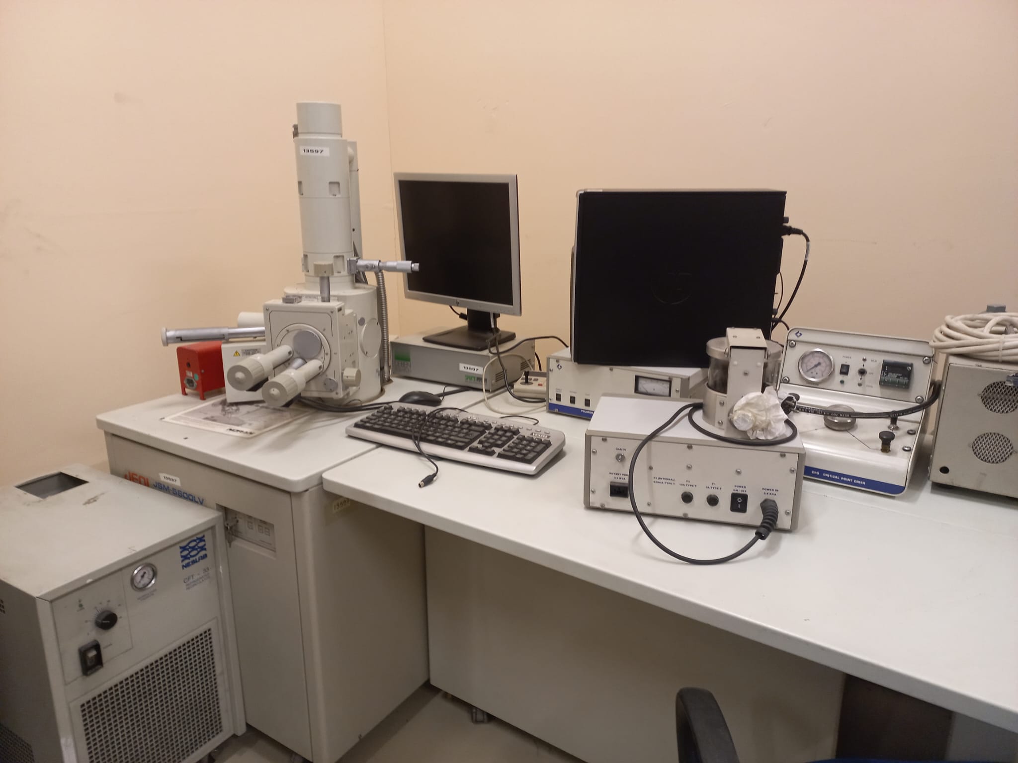 VAKUM ÖLÇME CİHAZLARIDÜŞÜK VAKUMLU ELEKTRON MİKROSKOPU.MARKASIZ-Fotoğraf